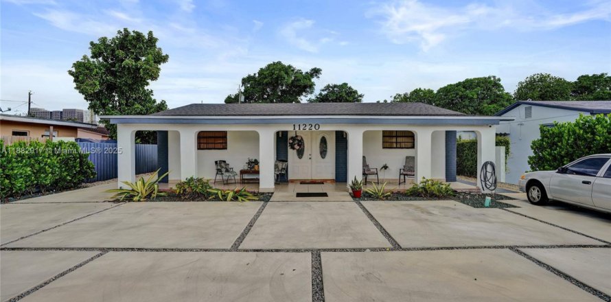 Commercial property in Sweetwater, Florida 227.8 sq.m. № 1932122