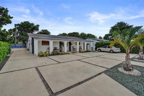 Commercial property in Sweetwater, Florida 227.8 sq.m. № 1932122 - photo 2