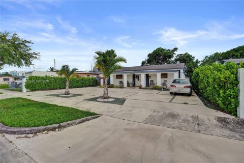 Commercial property in Sweetwater, Florida 227.8 sq.m. № 1932122 - photo 26