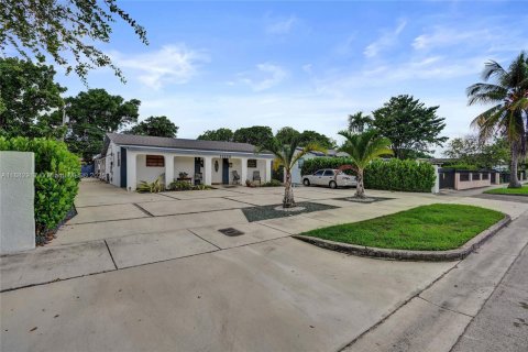 Commercial property in Sweetwater, Florida 227.8 sq.m. № 1932122 - photo 24