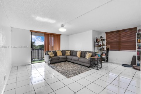 Купить кондоминиум в Тамарак, Флорида 2 спальни, 95.69м2, № 1821580 - фото 1