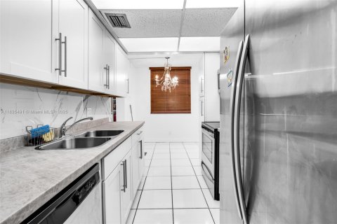 Купить кондоминиум в Тамарак, Флорида 2 спальни, 95.69м2, № 1821580 - фото 4