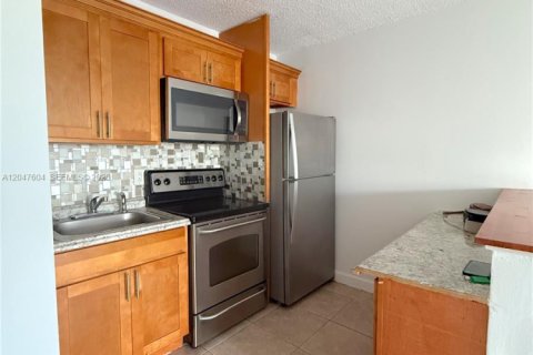 Copropriété à louer à Cutler Bay, Floride: 1 chambre, 55.74 m2 № 2278864 - photo 4