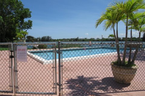 Condo in Deerfield Beach, Florida, 2 bedrooms  № 2248247 - photo 2