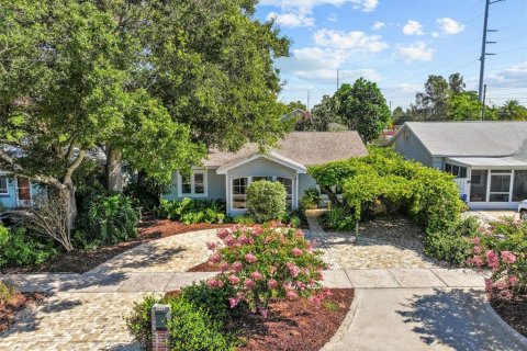 House in Dunedin, Florida 3 bedrooms, 164.99 sq.m. № 1834629 - photo 1