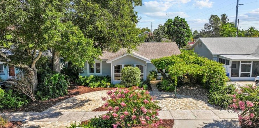 House in Dunedin, Florida 3 bedrooms, 164.99 sq.m. № 1834629