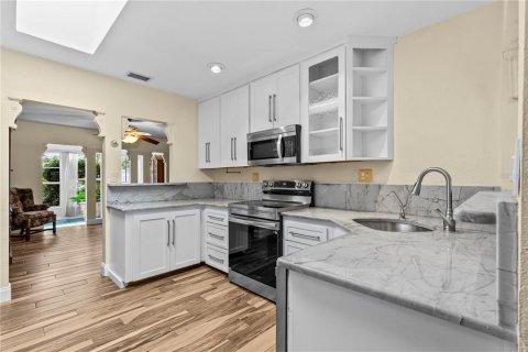 House in Dunedin, Florida 3 bedrooms, 164.99 sq.m. № 1834629 - photo 8