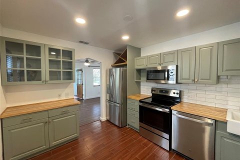 House in Saint Petersburg, Florida 2 bedrooms, 86.12 sq.m. № 2278038 - photo 5
