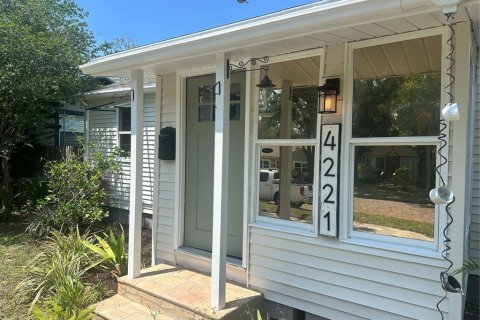 House in Saint Petersburg, Florida 2 bedrooms, 86.12 sq.m. № 2278038 - photo 2