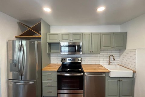 House in Saint Petersburg, Florida 2 bedrooms, 86.12 sq.m. № 2278038 - photo 6