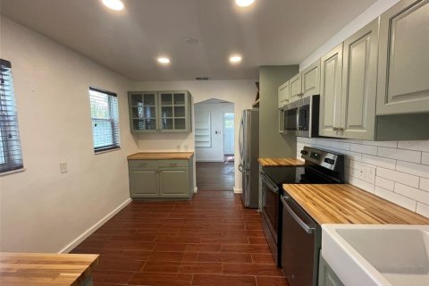 House in Saint Petersburg, Florida 2 bedrooms, 86.12 sq.m. № 2278038 - photo 9