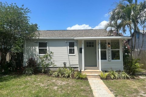House in Saint Petersburg, Florida 2 bedrooms, 86.12 sq.m. № 2278038