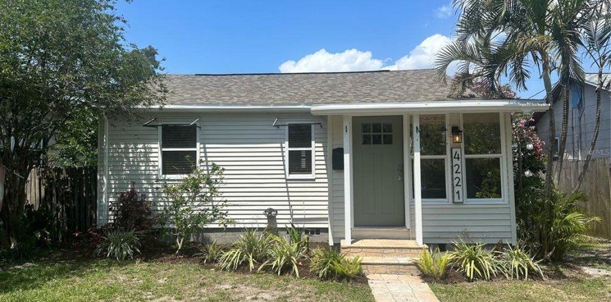 House in Saint Petersburg, Florida 2 bedrooms, 86.12 sq.m. № 2278038