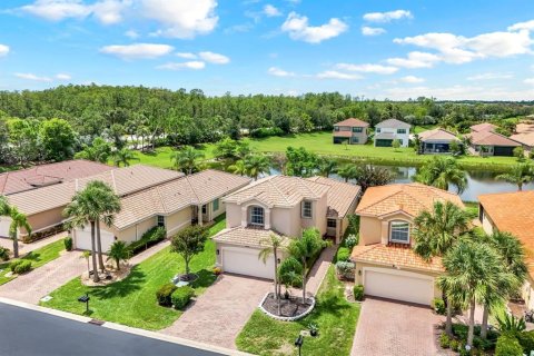 House in Fort Myers, Florida 4 bedrooms, 220.83 sq.m. № 1852748 - photo 1