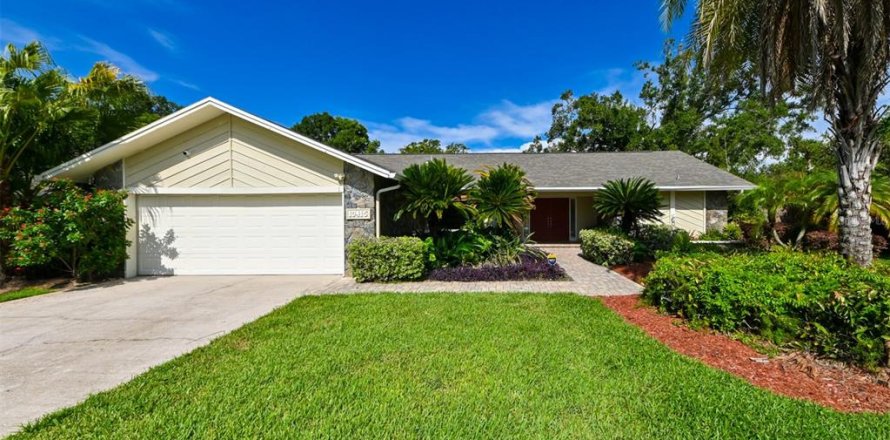 House in Tampa, Florida 4 bedrooms, 215.81 sq.m. № 1885083