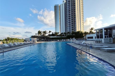 Condo in Sunny Isles Beach, Florida  № 1951665 - photo 13