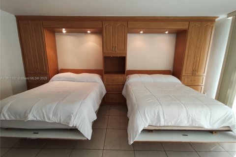 Condo in Sunny Isles Beach, Florida  № 1951665 - photo 10