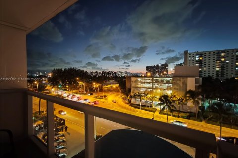 Condo in Sunny Isles Beach, Florida  № 1951665 - photo 4