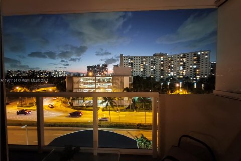 Condo in Sunny Isles Beach, Florida  № 1951665 - photo 3