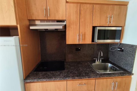 Condo in Sunny Isles Beach, Florida  № 1951665 - photo 6