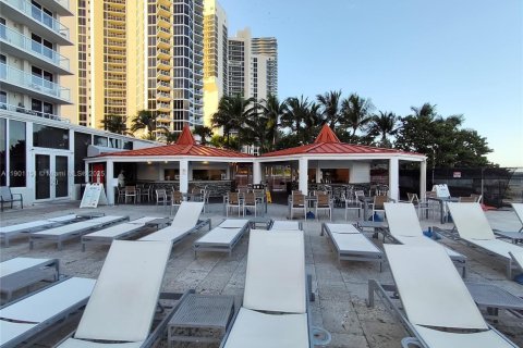 Condo in Sunny Isles Beach, Florida  № 1951665 - photo 15