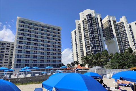 Condo in Sunny Isles Beach, Florida  № 1951665 - photo 1