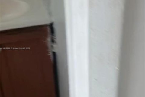 Condo in Miami, Florida, 2 bedrooms № 2019518 - photo 16