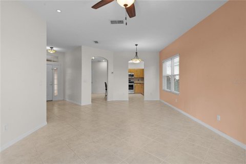 House in Clermont, Florida 2 bedrooms, 159.98 sq.m. № 1911752 - photo 12