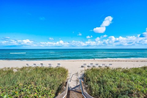 Condo in Palm Beach, Florida, 2 bedrooms  № 2400027 - photo 27