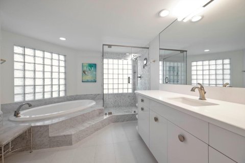 Condo in Palm Beach, Florida, 2 bedrooms  № 2400027 - photo 9
