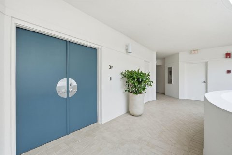 Condo in Palm Beach, Florida, 2 bedrooms  № 2400027 - photo 3