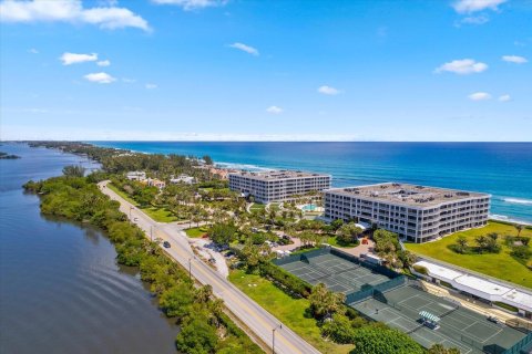 Condo in Palm Beach, Florida, 2 bedrooms  № 2400027 - photo 30