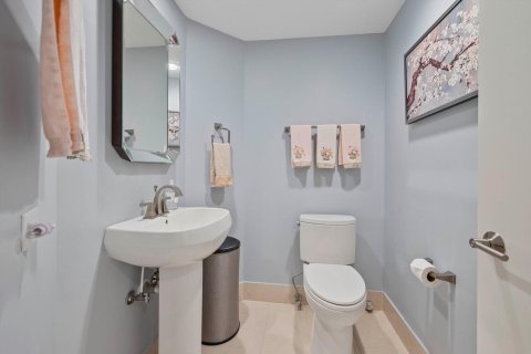Condo in Palm Beach, Florida, 2 bedrooms  № 2400027 - photo 13