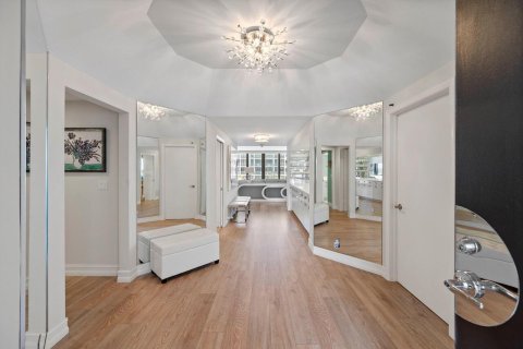 Condo in Palm Beach, Florida, 2 bedrooms  № 2400027 - photo 4
