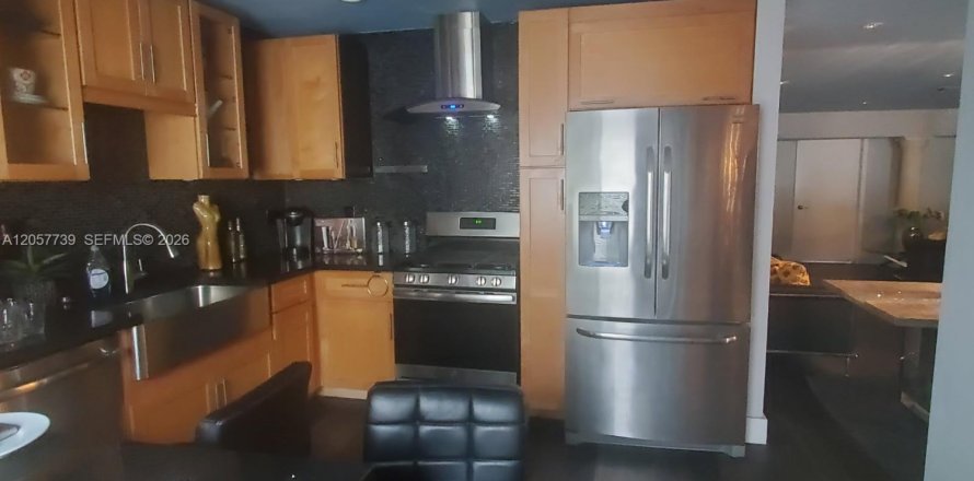 Commercial property in Miami Gardens, Florida 1 bedroom, 155.05 sq.m. № 2187798