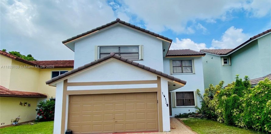 House in Miami, Florida 4 bedrooms, 191.38 sq.m. № 1832233