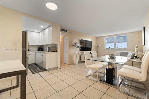 Condominio en alquiler en Hialeah, Florida, 2 dormitorios, 71.53 m2 № 2029683 - foto 8
