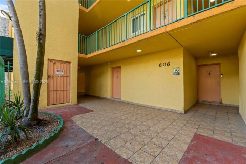 Condominio en alquiler en Hialeah, Florida, 2 dormitorios, 71.53 m2 № 2029683 - foto 4