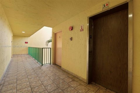 Condominio en alquiler en Hialeah, Florida, 2 dormitorios, 71.53 m2 № 2029683 - foto 5