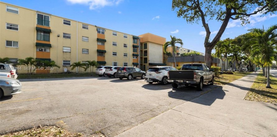 Condominio en Hialeah, Florida, 2 dormitorios  № 2029683