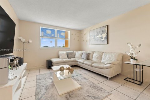 Condominio en alquiler en Hialeah, Florida, 2 dormitorios, 71.53 m2 № 2029683 - foto 17