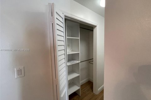 Снять в аренду виллу или дом в Холливуд, Флорида 1 спальня, 78.97м2, № 1989572 - фото 3