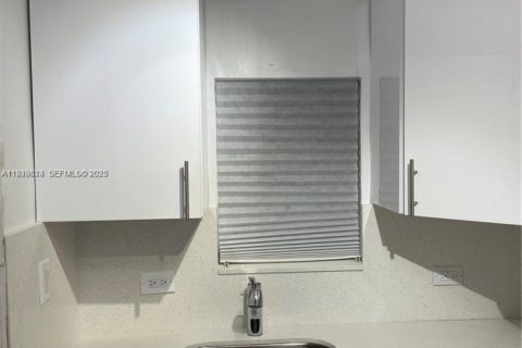 Снять в аренду виллу или дом в Холливуд, Флорида 1 спальня, 78.97м2, № 1989572 - фото 1