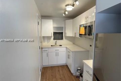 Снять в аренду виллу или дом в Холливуд, Флорида 1 спальня, 78.97м2, № 1989572 - фото 2