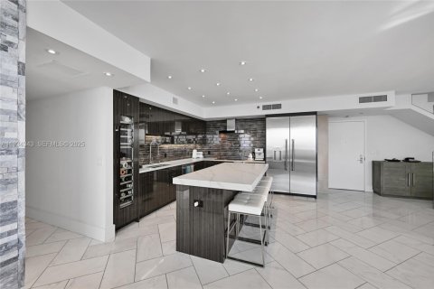 Condo in Hallandale Beach, Florida, 3 bedrooms  № 2052766 - photo 4