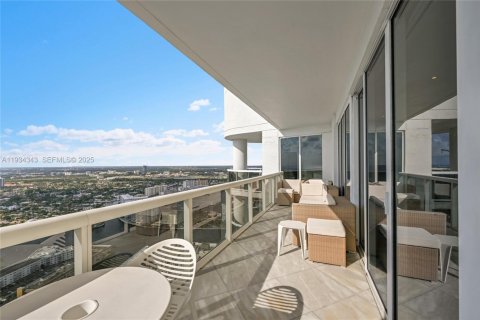 Condo in Hallandale Beach, Florida, 3 bedrooms  № 2052766 - photo 17