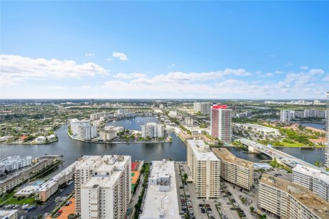 Condo in Hallandale Beach, Florida, 3 bedrooms  № 2052766 - photo 27