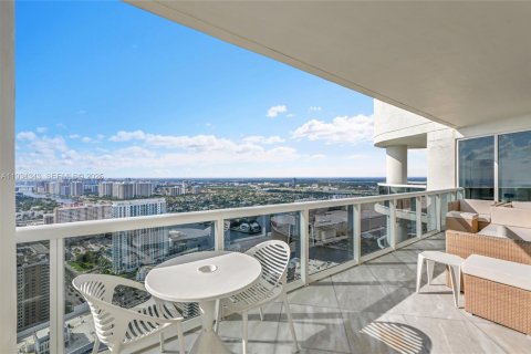 Condo in Hallandale Beach, Florida, 3 bedrooms  № 2052766 - photo 19