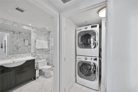 Condo in Hallandale Beach, Florida, 3 bedrooms  № 2052766 - photo 28