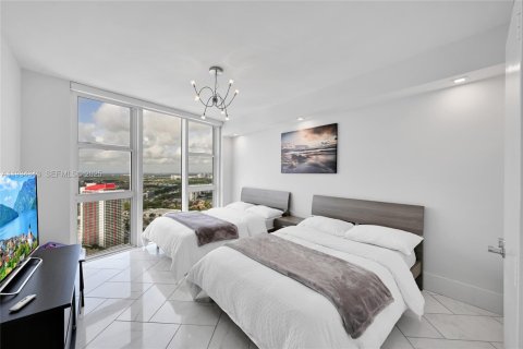 Condo in Hallandale Beach, Florida, 3 bedrooms  № 2052766 - photo 25